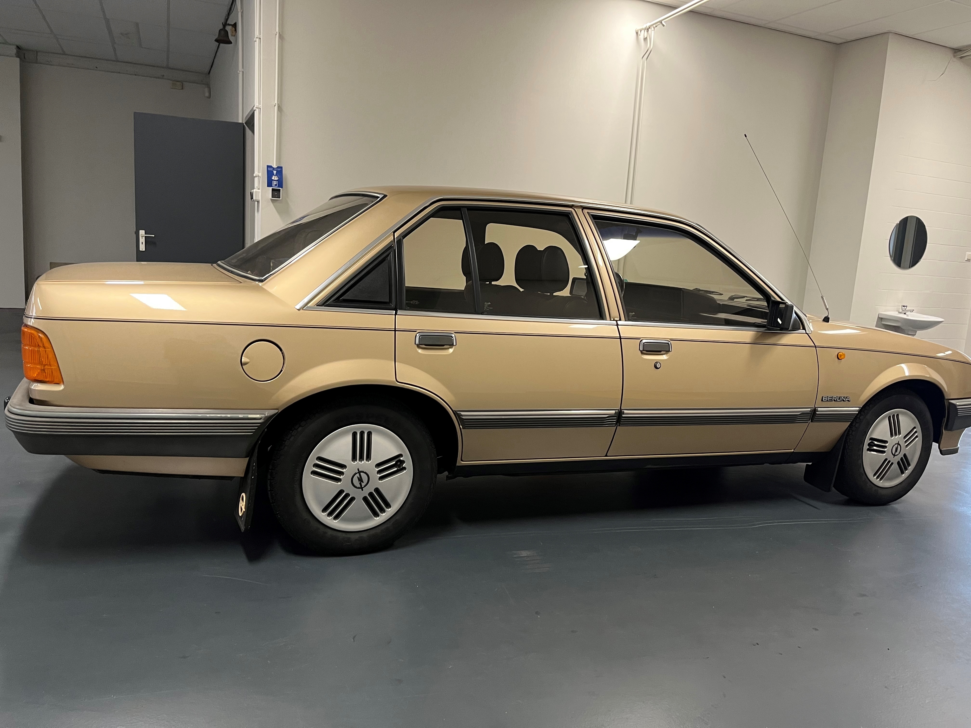 1983 Opel Record 2.0 S Berlina oldtimer te koop