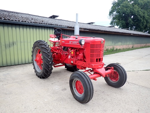 1960 International Farmall B450 Diesel  like Super BMD oldtimer tractor te koop