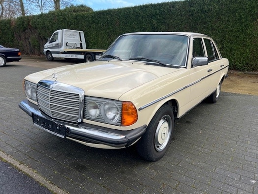 1977 Mercedes 200 oldtimer te koop