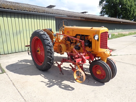 1950 Minneapolis-Moline RTU with cultivator oldtimer te koop