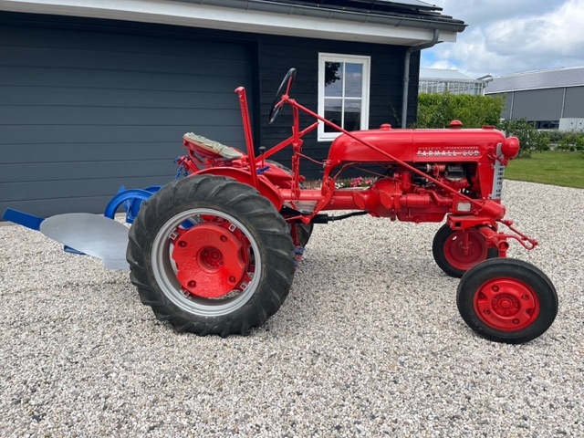 1950 Farmall Cub met ploeg oldtimer tractor te koop